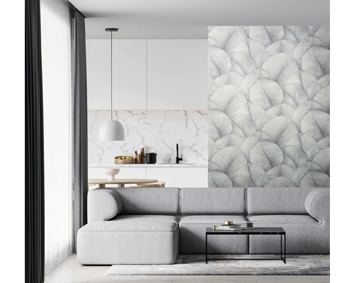 Woonkamer met grijze bank, salontafel en behang met patroon