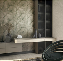 Decoratief interieur met een kast, een bureau en een gedessineerd behang.