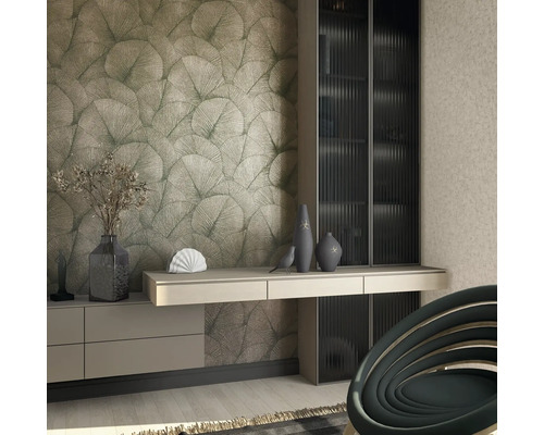 Decoratief interieur met een kast, een bureau en een gedessineerd behang.