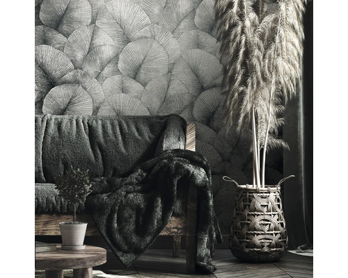 Woonkamer met patroonbehang, bank en decoratief gras in een mand