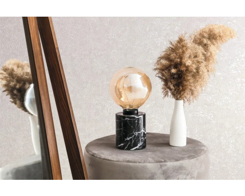 Decoratieve scène met tafellamp, vaas en spiegel