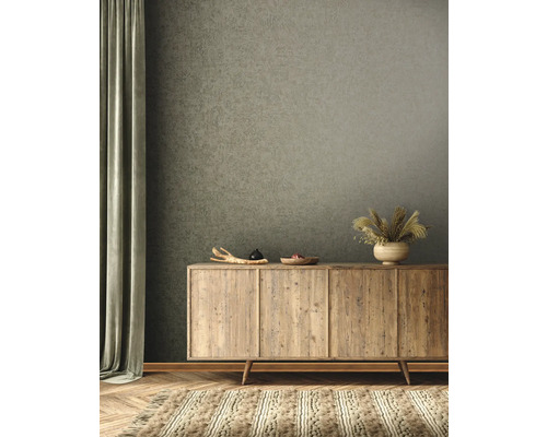 Woonkamer met houten dressoir, decoratie en tapijt