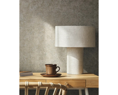 Scene met bureau, tafellamp, kop en notitieboekjes tegen een gestructureerde wand