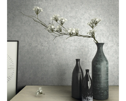 Decoratief stilleven met vazen en kunstbloemen op een tafel.