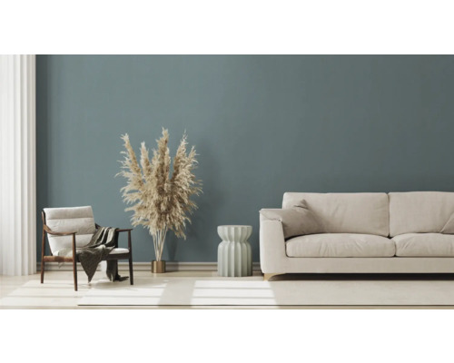 Woonkamer met bank, fauteuil en decoratief siergras