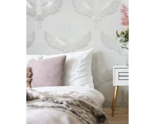 Slaapkamer met behang met kraanvogelpatroon, bed en nachtkastje