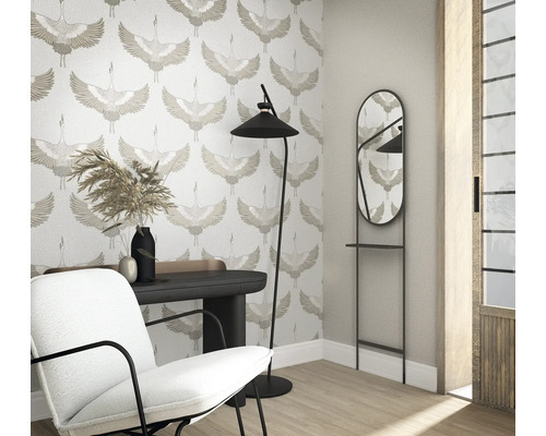 Interieur met behang met vogelmotief, staande lamp, spiegel en fauteuil