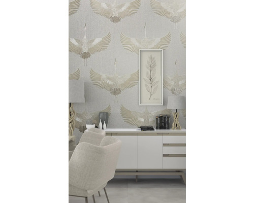 Woonkamer met behang met kraanvogelmotief, dressoir en stoelen