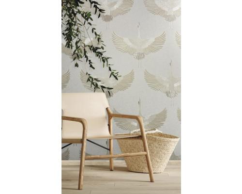Interieurfoto met stoel, mand en behang met kraanvogelpatroon