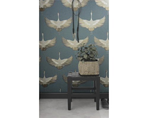 Muur met behang met kraanvogelmotief, decoratie en kruk