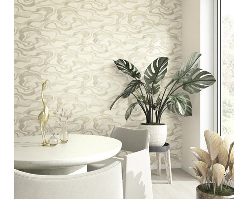 Scene met behang met patroon, eettafel, stoelen en planten.