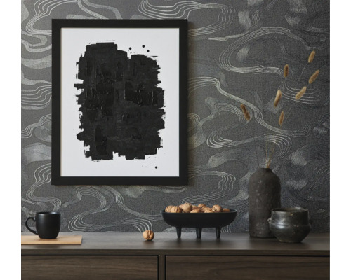 Decoratieve scène met zwart ingelijste afbeelding, schaal met noten en abstract behang