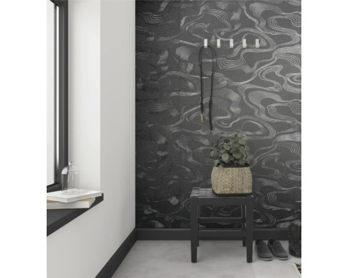Hal met patroonbehang, kruk en decoratie