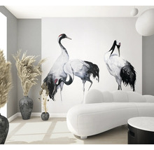 Woonkamer met kraanvogelmuursticker, bank en decoratie