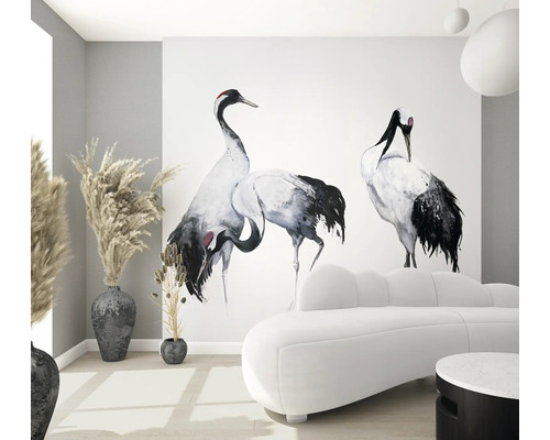 Woonkamer met kraanvogelmuursticker, bank en decoratie