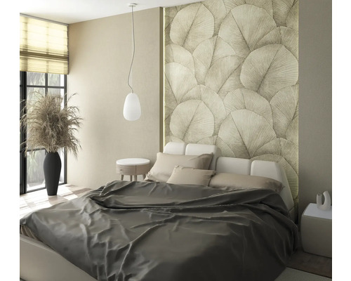 Lichte slaapkamer met bed, nachtkastjes, lamp en decoratieve wand