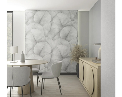 Eetkamer met eettafel, stoelen, dressoir en behang met patroon.