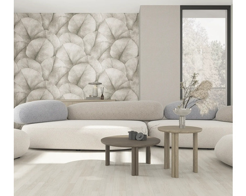 Woonkamer met bank, salontafels en behang met motief