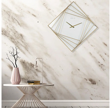 Decoratieve scène met een klok met gouden frame boven een bijzettafel met decoratie