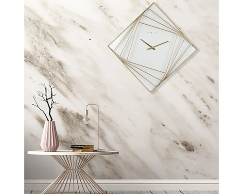 Decoratieve scène met een klok met gouden frame boven een bijzettafel met decoratie