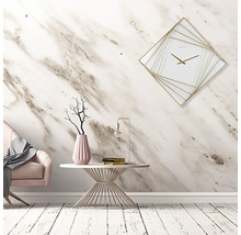 Decoratieve ruimte met roze fauteuil, tafel met vaas, lamp en vierkante wandklok