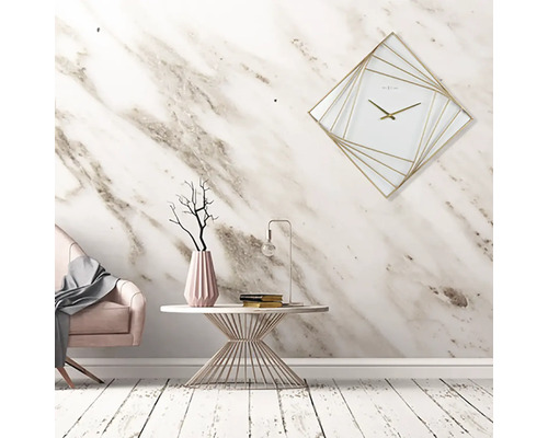 Decoratieve ruimte met roze fauteuil, tafel met vaas, lamp en vierkante wandklok