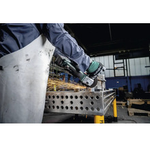 Persoon die metaal slijpt met een Metabo haakse slijper