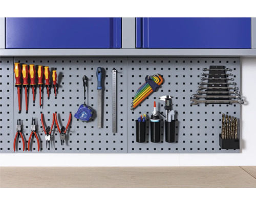 Gereedschapswand met diverse gereedschappen zoals schroevendraaiers, tangen en sleutels