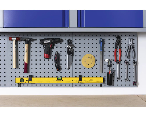 Gereedschapswand met hamer, accuschroevendraaier, schroefsleutel, vijl en waterpas