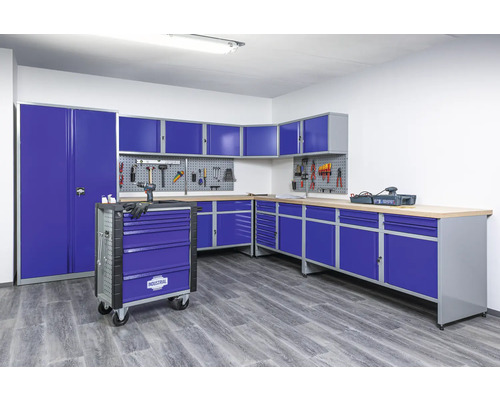 Werkplaats met werkplaatsinrichting, gereedschapskast, werkbank en gereedschapswagen voor een geordende werkplaats