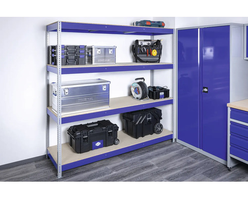 Rek met gereedschapskisten en werkplaatskast in de werkruimte.