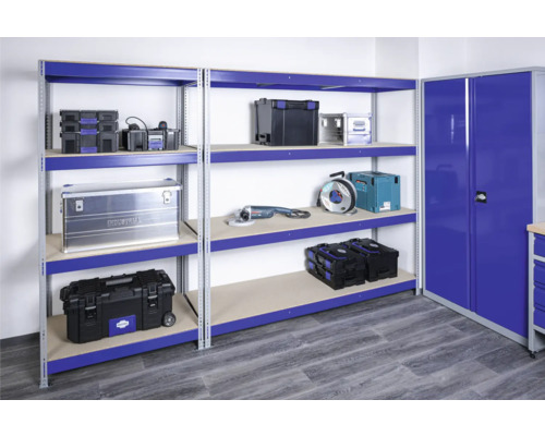 Rek met gereedschapskisten en gereedschap in een werkplaats