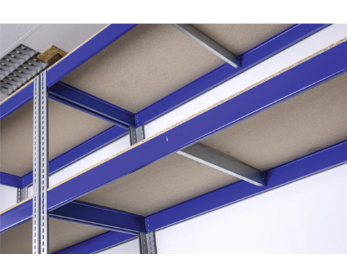 Detailopname van een blauw heavy-duty rek met legborden van houtmateriaal