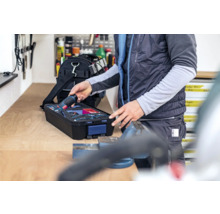 Persoon neemt accuboormachine uit gereedschapskoffer