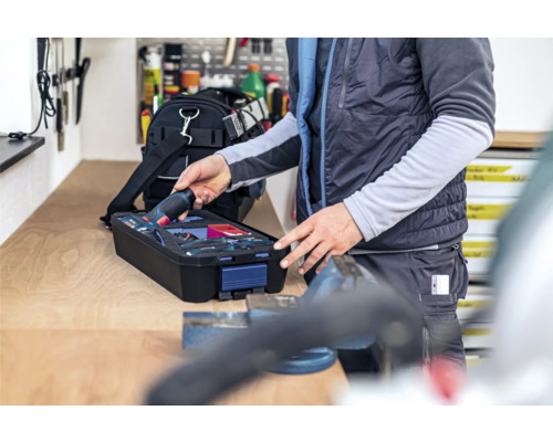 Persoon neemt accuboormachine uit gereedschapskoffer