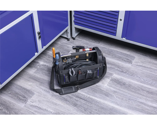 Gevulde gereedschapstas met diverse gereedschappen en blauwe gereedschapskasten