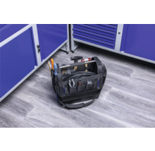 Geopende gereedschapstas gevuld met gereedschap voor blauwe werkplaatskasten