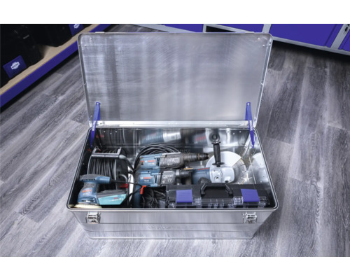 Geopende aluminium gereedschapskist met gereedschap