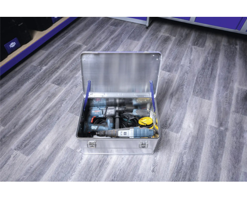 Geopende aluminium gereedschapskist met gereedschap