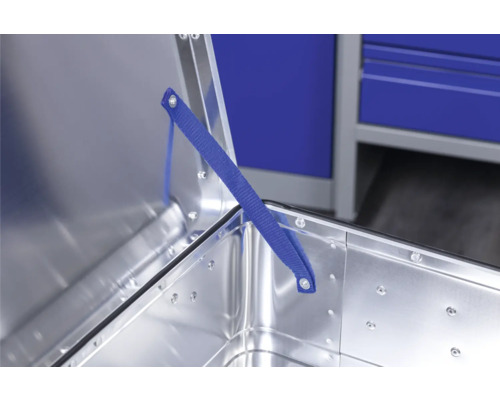 Detailopname van een aluminium gereedschapskoffer met deksel en steunband