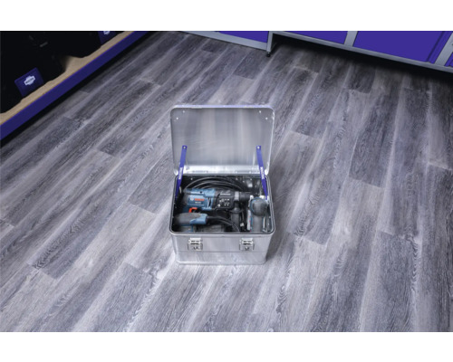 Geopende aluminium box met boormachine en ander gereedschap