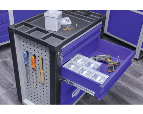 Gereedschapswagen met laden, gereedschap en accessoires.