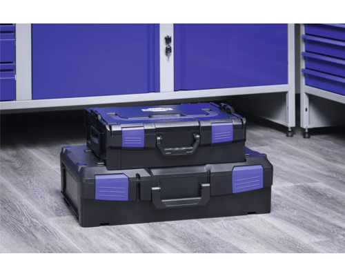 Twee plastic gereedschapskoffers, gestapeld voor een werkbank