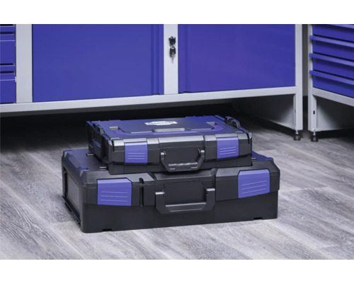 Twee gereedschapskoffers van verschillende grootte, gestapeld voor een werkplaatskast.