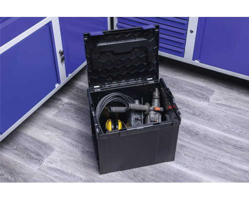 Geopende gereedschapskist met gereedschap en accessoires