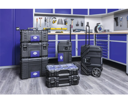 Werkplaats met gereedschapskisten en gereedschapskasten