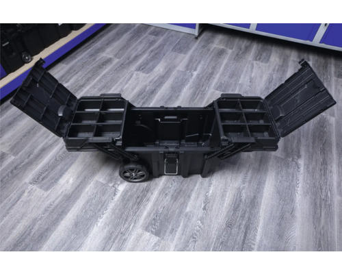 Geopende, zwarte gereedschapskist met wielen