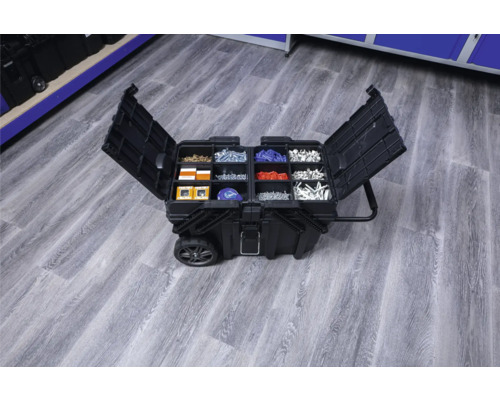 Open gereedschapskoffer met wielen en diverse schroeven