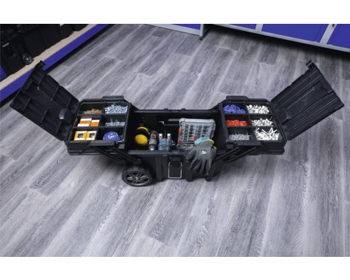 Geopende gereedschapskist met wielen en diverse gereedschappen