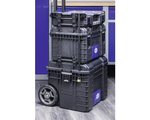 Gestapelde gereedschapskisten met wielen voor transport